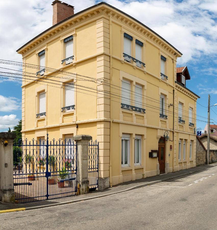 Hotel Des Dauphins Bourgoin-Jallieu Exteriör bild