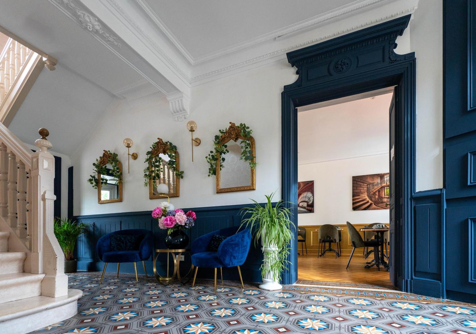 Hotel Des Dauphins Bourgoin-Jallieu Exteriör bild